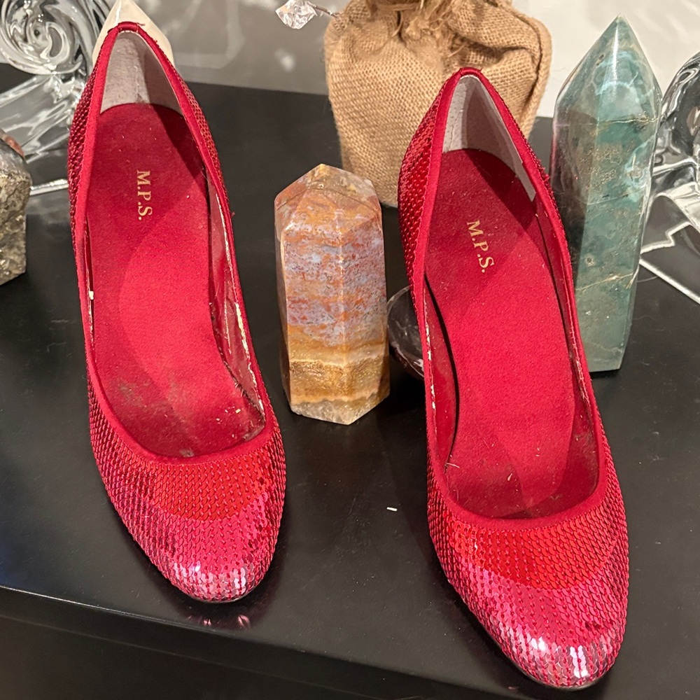 Chic Red Textured Heels - Picture 2 of 2